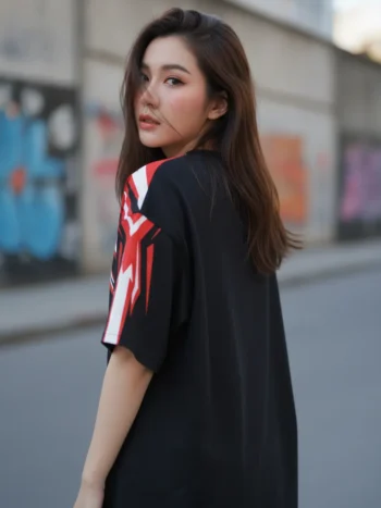 เสื้อโอเวอร์ไซส์ ลายเส้นพุ่งแดง สไตล์กีฬา สีดำ ด้านหลัง