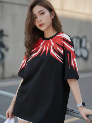 เสื้อโอเวอร์ไซส์ลายเส้นพุ่งแดงสีดำ ด้านหน้า