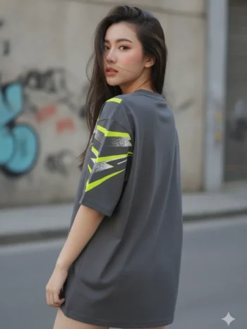 เสื้อโอเวอร์ไซส์ ลายเส้นพุ่งเขียวนีออน สไตล์กีฬา สีเทาถ่าน ด้านหลัง