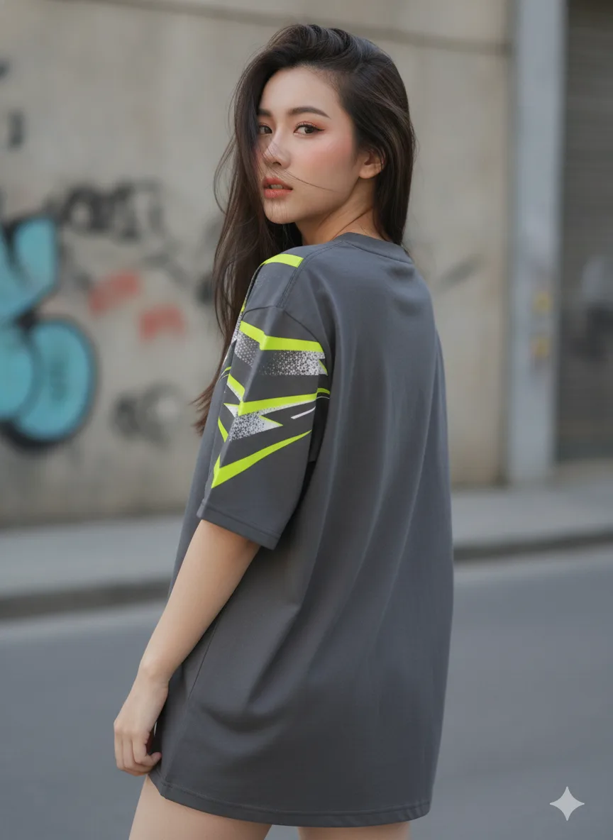 เสื้อโอเวอร์ไซส์ ลายเส้นพุ่งเขียวนีออน สไตล์กีฬา สีเทาถ่าน ด้านหลัง เสื้อโอเวอร์ไซส์ ลายเส้นพุ่งเขียวนีออน สไตล์กีฬา สีเทาถ่าน ด้านหลัง