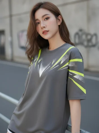 เสื้อโอเวอร์ไซส์ลายเส้นพุ่งเขียวนีออนสีเทาถ่าน ด้านหน้า