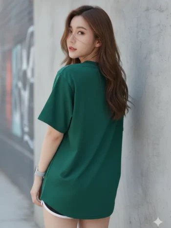 เสื้อโอเวอร์ไซส์ ลายเส้นพุ่งทอง สไตล์กีฬา สีเขียวเข้ม ด้านหลัง
