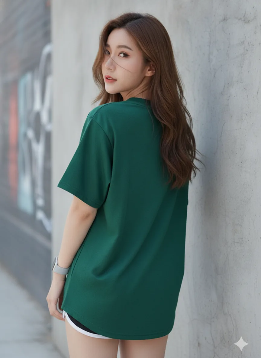 เสื้อโอเวอร์ไซส์ ลายเส้นพุ่งทอง สไตล์กีฬา สีเขียวเข้ม ด้านหลัง เสื้อโอเวอร์ไซส์ ลายเส้นพุ่งทอง สไตล์กีฬา สีเขียวเข้ม ด้านหลัง