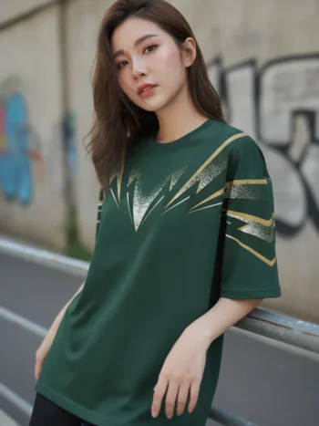 เสื้อโอเวอร์ไซส์ลายเส้นพุ่งทองสีเขียวเข้ม ด้านหน้า