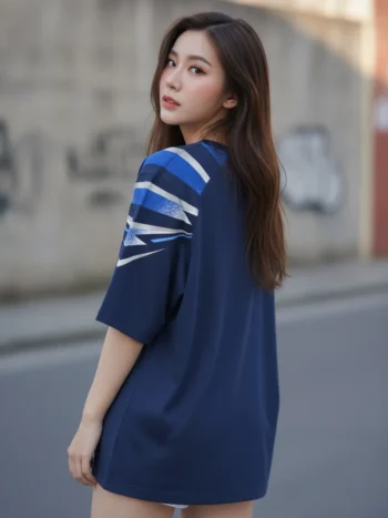 เสื้อโอเวอร์ไซส์ ลายเส้นพุ่งฟ้า สไตล์กีฬา สีกรมท่า ด้านหลัง