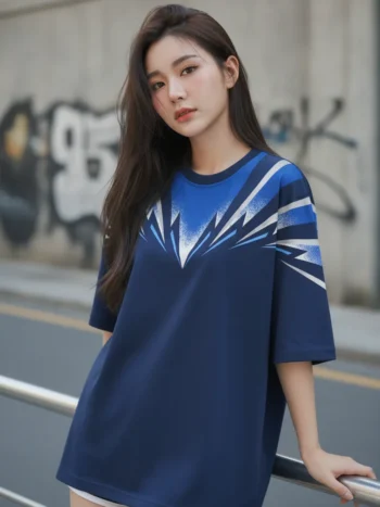 เสื้อโอเวอร์ไซส์ลายเส้นพุ่งฟ้าสีกรมท่า ด้านหน้า