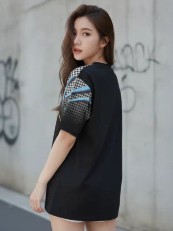 เสื้อโอเวอร์ไซส์ ลายฮาวด์ทูธ ขอบทอง สีดำ ด้านหลัง