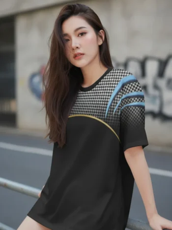 เสื้อโอเวอร์ไซส์ลายฮาวด์ทูธสีดำขอบทอง ด้านหน้า