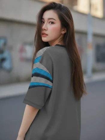เสื้อโอเวอร์ไซส์ ลายฮาวด์ทูธ ไหล่แฉกฟ้า สีเทาถ่าน ด้านหลัง