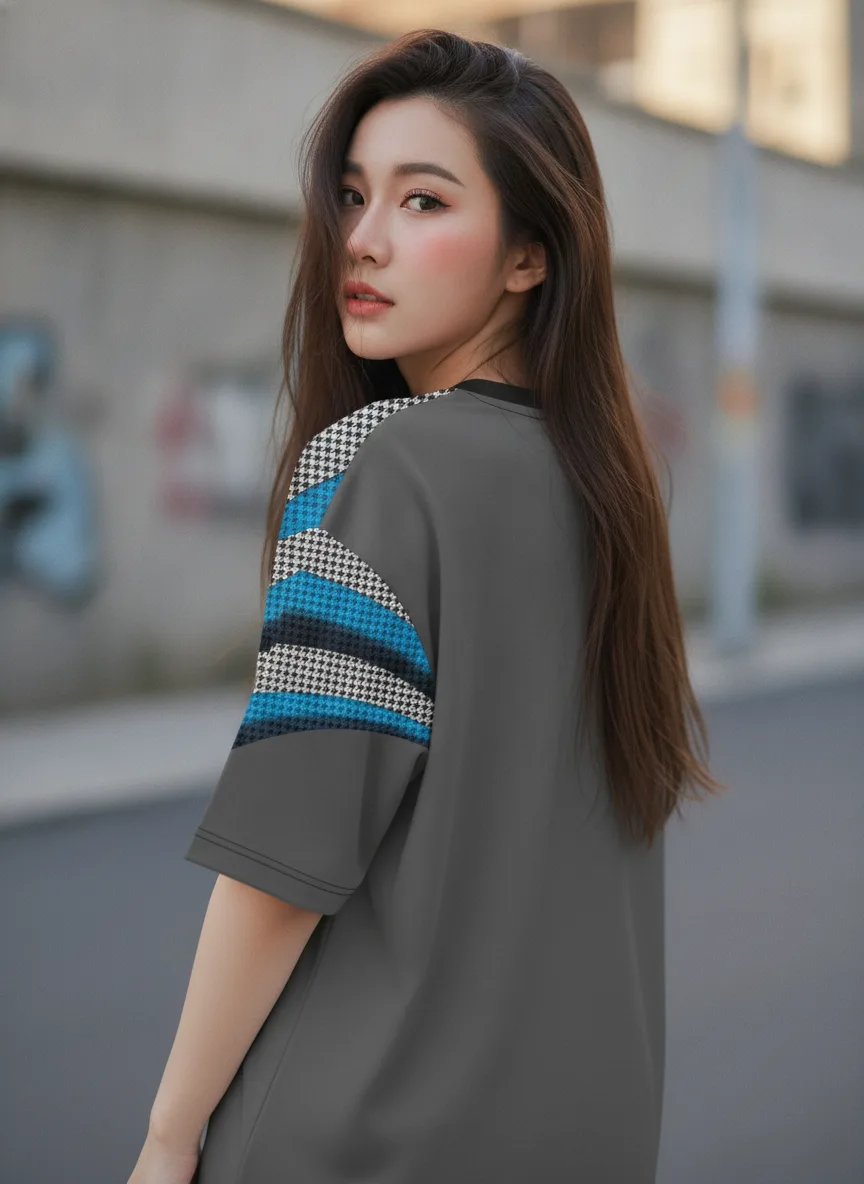 เสื้อโอเวอร์ไซส์ ลายฮาวด์ทูธ ไหล่แฉกฟ้า สีเทาถ่าน ด้านหลัง เสื้อโอเวอร์ไซส์ ลายฮาวด์ทูธ ไหล่แฉกฟ้า สีเทาถ่าน ด้านหลัง
