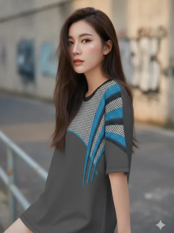 เสื้อโอเวอร์ไซส์ลายฮาวด์ทูธสีเทาถ่านไหล่แฉกฟ้า ด้านหน้า