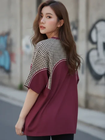เสื้อโอเวอร์ไซส์ ลายฮาวด์ทูธ ขลิบขาว สีแดงเลือดหมู ด้านหลัง