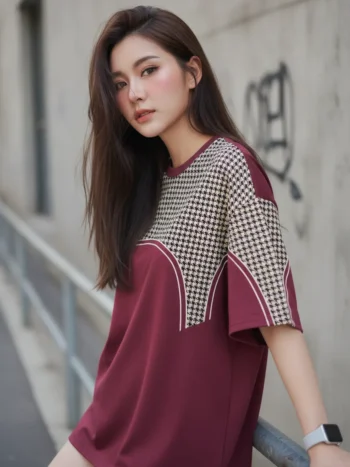 เสื้อโอเวอร์ไซส์ลายฮาวด์ทูธสีแดงเลือดหมูขลิบขาว ด้านหน้า