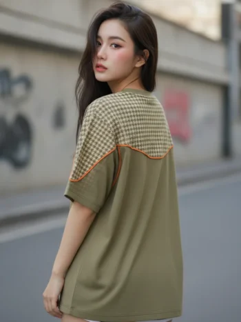 เสื้อโอเวอร์ไซส์ ลายฮาวด์ทูธ โทนดิน ขลิบส้ม สีเขียวมะกอก ด้านหลัง