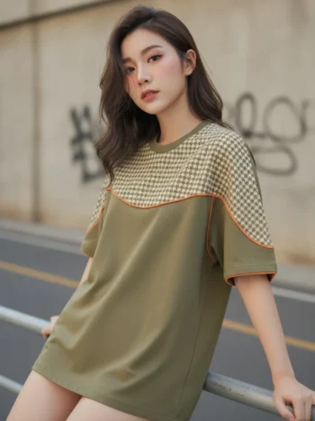 เสื้อโอเวอร์ไซส์ลายฮาวด์ทูธสีเขียวมะกอกขลิบส้ม ด้านหน้า