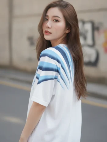 เสื้อโอเวอร์ไซส์ ลายเส้นโค้งพัดกระจาย สีฟ้าอ่อน ด้านหลัง