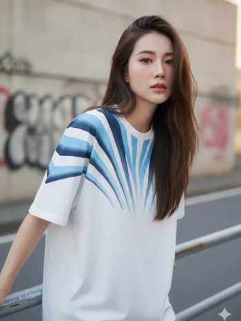 เสื้อโอเวอร์ไซส์ลายเส้นโค้งพัดกระจายสีฟ้าอ่อน ด้านหน้า