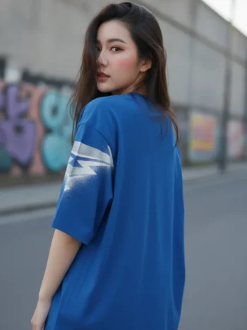 เสื้อโอเวอร์ไซส์ ลายสายฟ้าดาวกระจาย สีน้ำเงิน ด้านหลัง