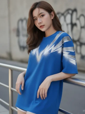 เสื้อโอเวอร์ไซส์ลายสายฟ้าดาวกระจายสีน้ำเงิน ด้านหน้า