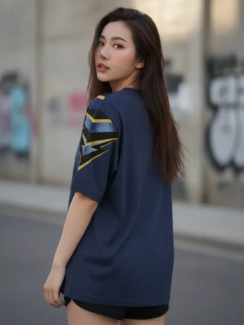 เสื้อโอเวอร์ไซส์ ลายสายฟ้าฟันปลา ทอง-ฟ้า สีกรมท่า ด้านหลัง
