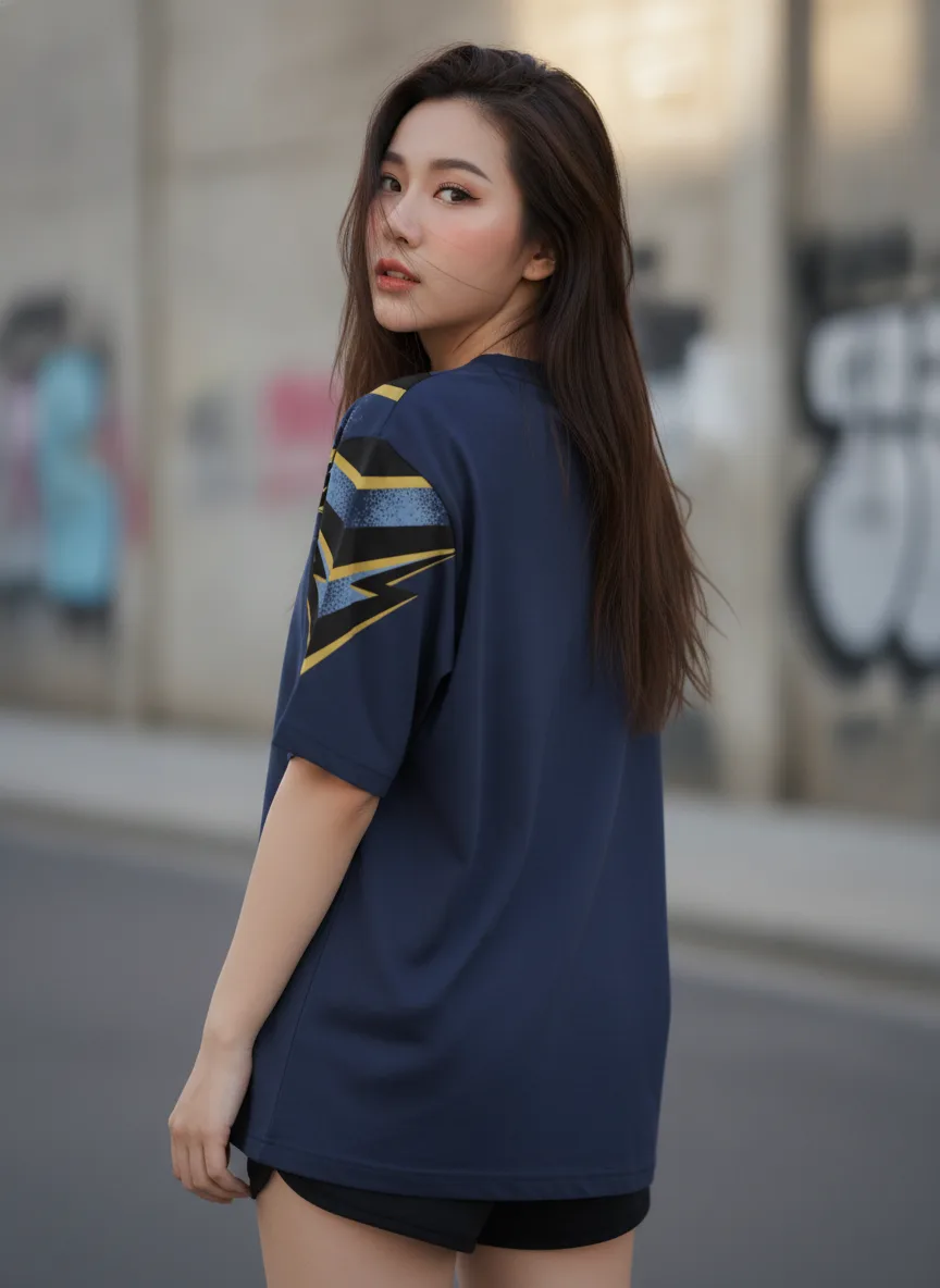 เสื้อโอเวอร์ไซส์ ลายสายฟ้าฟันปลา ทอง-ฟ้า สีกรมท่า ด้านหลัง เสื้อโอเวอร์ไซส์ ลายสายฟ้าฟันปลา ทอง-ฟ้า สีกรมท่า ด้านหลัง
