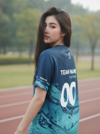 ด้านหลังเสื้อวิ่งทีมลายคลื่นน้ำ ไล่เฉดน้ำเงิน-เขียว พื้นที่ใส่ชื่อทีมและเบอร์