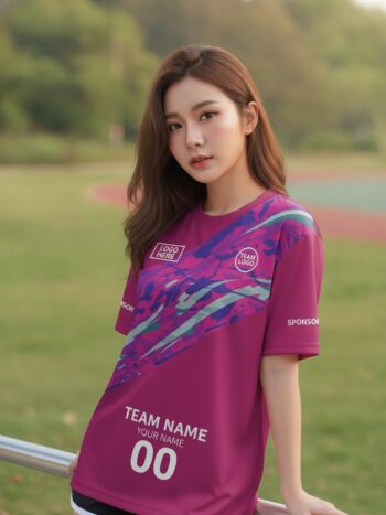 นางแบบใส่เสื้อวิ่งทีม ลายแปรงชมพู-ม่วง กรันจ์ สั่งทำใส่ชื่อ ริมลู่วิ่ง สั่งทำใส่ชื่อทีม