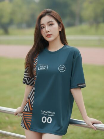 นางแบบใส่เสื้อวิ่งทีม เขียวเข้มลายเขาวงกตส้ม มินิมอล สั่งทำ ริมลู่วิ่ง สั่งทำใส่ชื่อทีม