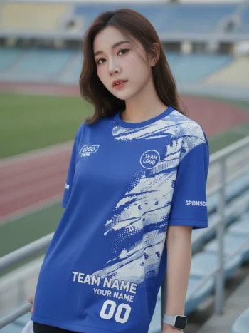 เสื้อกีฬาสีน้ำเงิน ลายสตรีคพู่กันขาว จาก Jabez