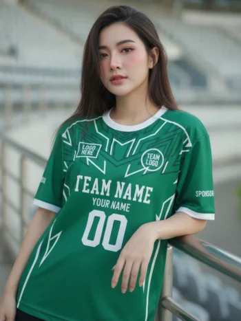 เสื้อกีฬาสีเขียว ลายคาไลโดสโคป จาก Jabez