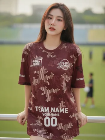 นางแบบใส่เสื้อกีฬาสีแดงเลือดหมู ลายพรางดอต สั่งทำใส่ชื่อ สั่งทำใส่ชื่อทีม