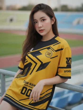 นางแบบใส่เสื้อกีฬาสีเหลือง ลายลูกศรเรขาคณิต เหลือง-ดำ สั่งทำ สั่งทำใส่ชื่อทีม