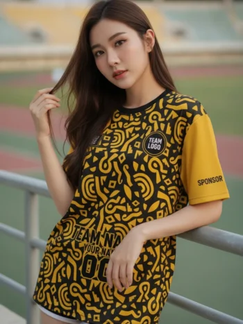 นางแบบใส่เสื้อกีฬาสีเหลือง ลายดูเดิลอาร์ต เหลือง-ดำ สั่งทำ สั่งทำใส่ชื่อทีม
