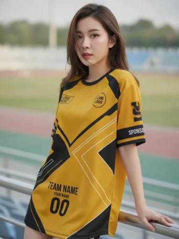 นางแบบใส่เสื้อกีฬาสีเหลือง ลาย X เรขาคณิต เหลือง-ดำ สั่งทำ สั่งทำใส่ชื่อทีม